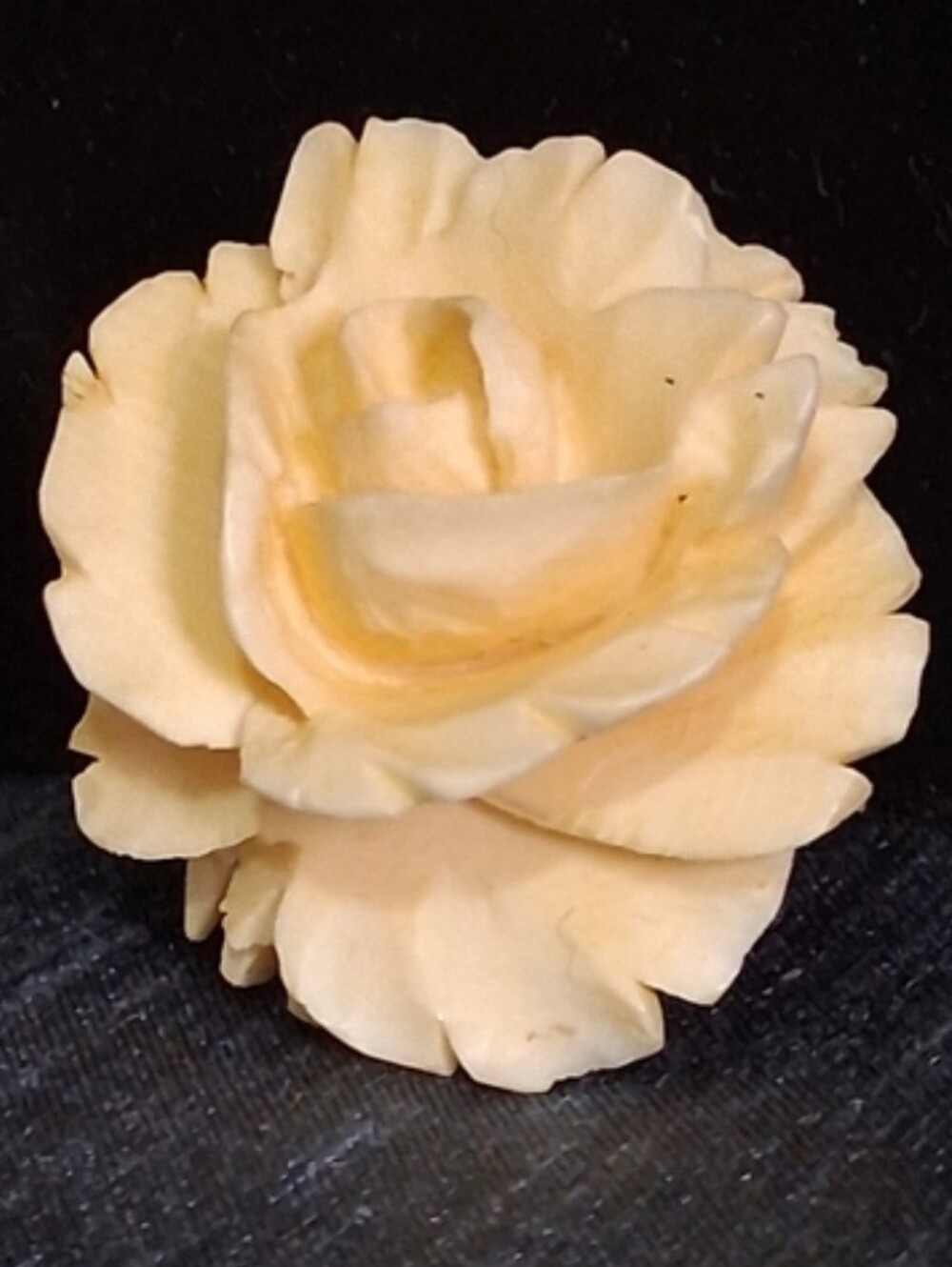 Vintige Alice Cavinrss Carved Rose Flower Brooch in Soft Cream Mid Century Pin